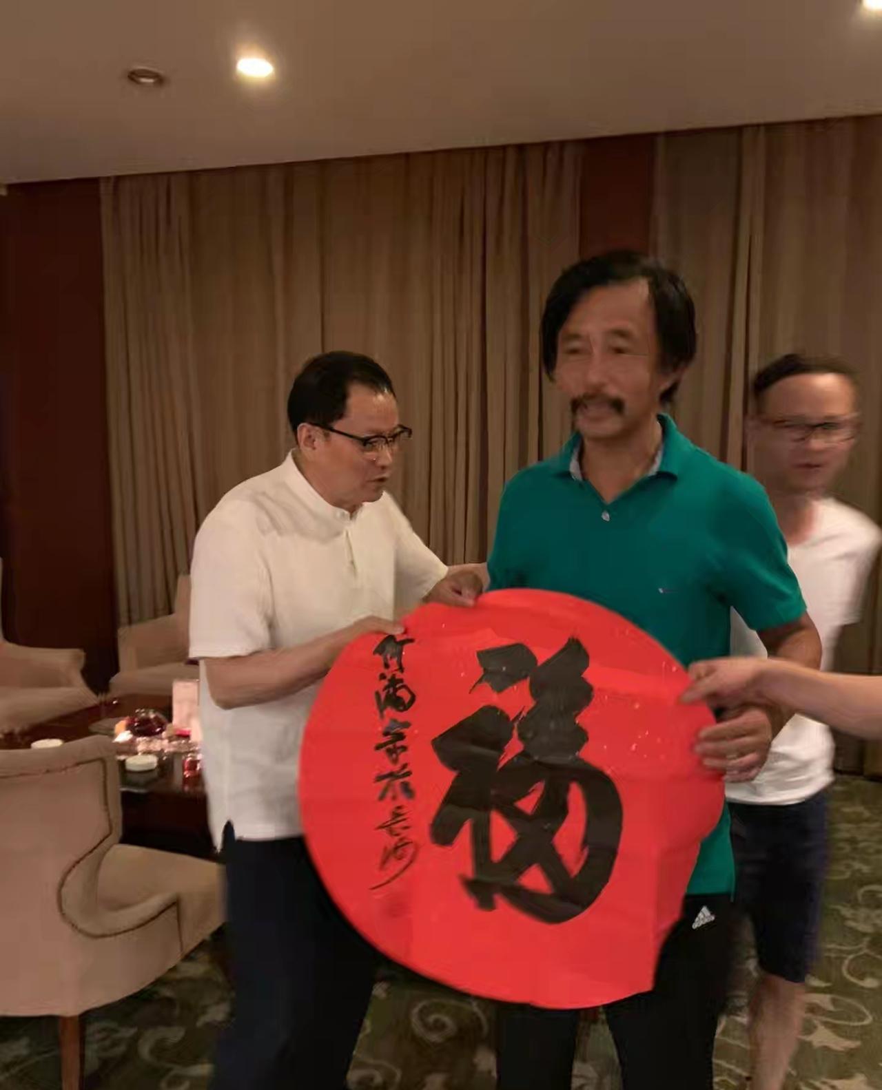 原来上海流浪大师、文化学者沈巍早在几年前就与曾经的湖南书协主席何满宗相识了，这次