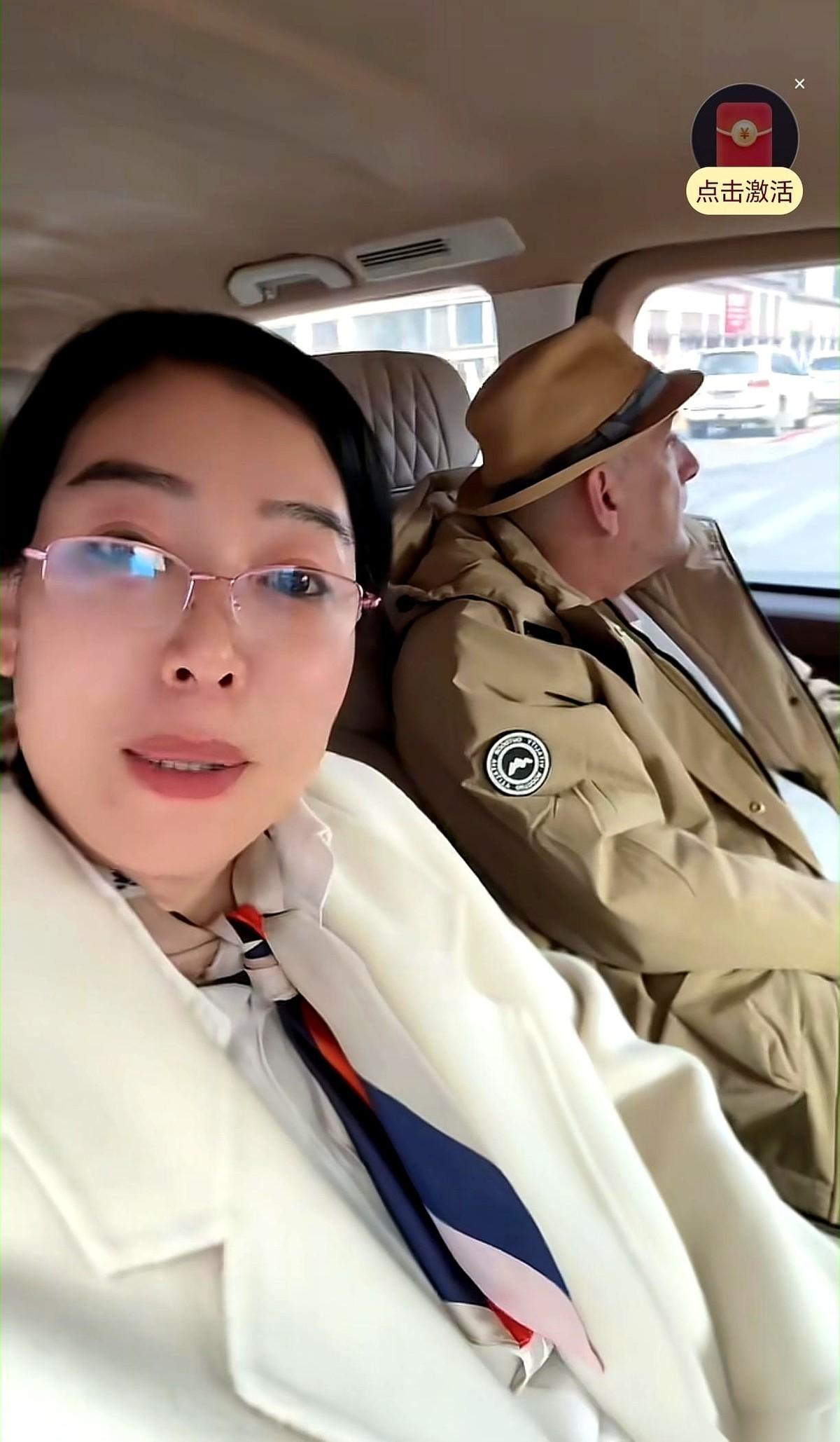 安娴那句“孩子在中国上网课很喜欢”的话音还没落，行李箱已经推到了门口。
之前斩钉