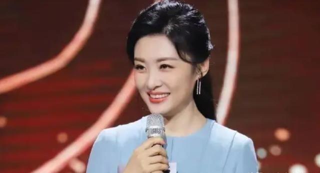 2002年，曾经的“央视一姐”周涛离开了和他相伴12年之久的丈夫姚科，转身就嫁给