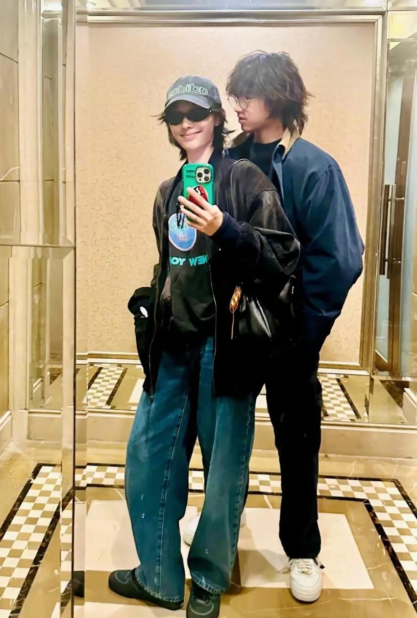 白百何与16岁儿子元宝同框
哇，白百何这身穿搭真的好时髦
元宝这是随了妈妈呀
穿