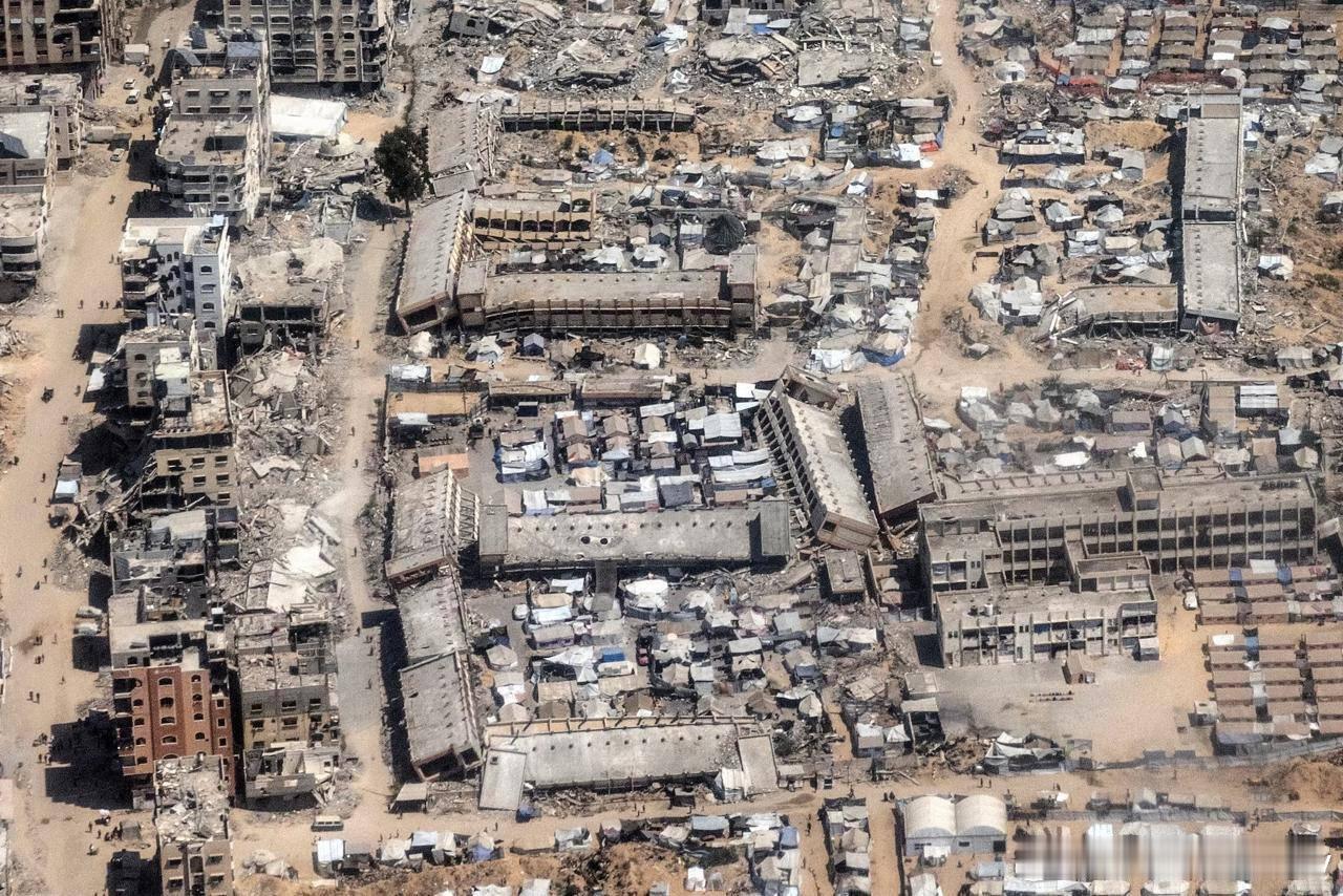 《华盛顿邮报》发布约旦援助空投飞机拍摄的最新加沙航拍图，画面中加沙地带满目疮痍 