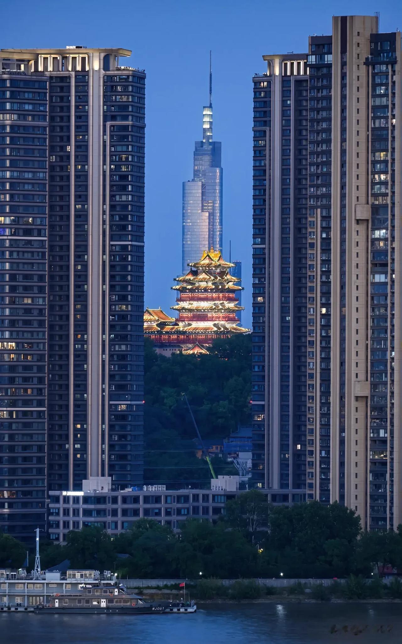 老祖宗的审美，一直在线，紫峰和阅江楼古今同框。