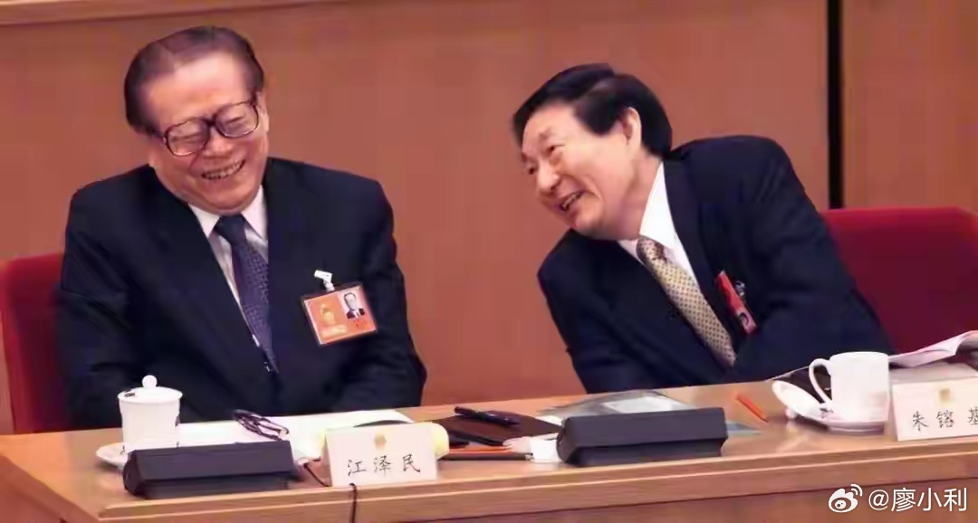 朱镕基同志逝世那一年，两位亲密战友笑得好开心，如今已在天堂相聚！