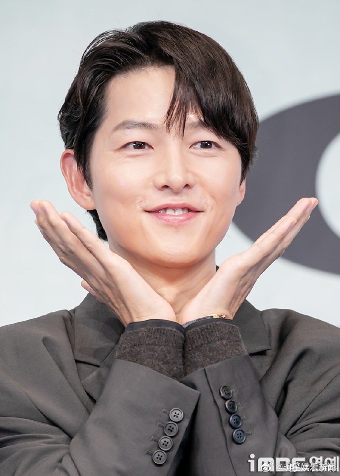 宋仲基新剧发布会状态宋仲基继《太阳的后裔》时隔9年再拍爱情剧，和女主挺有cp感的