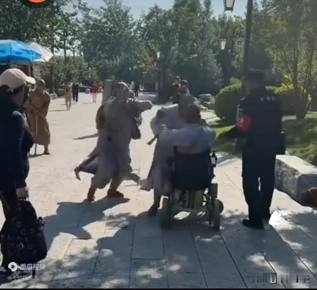 眼睛一睁就看到一公园里上演了一场和尚与尼姑打架的视频，自古以来和尚与尼姑比武的有