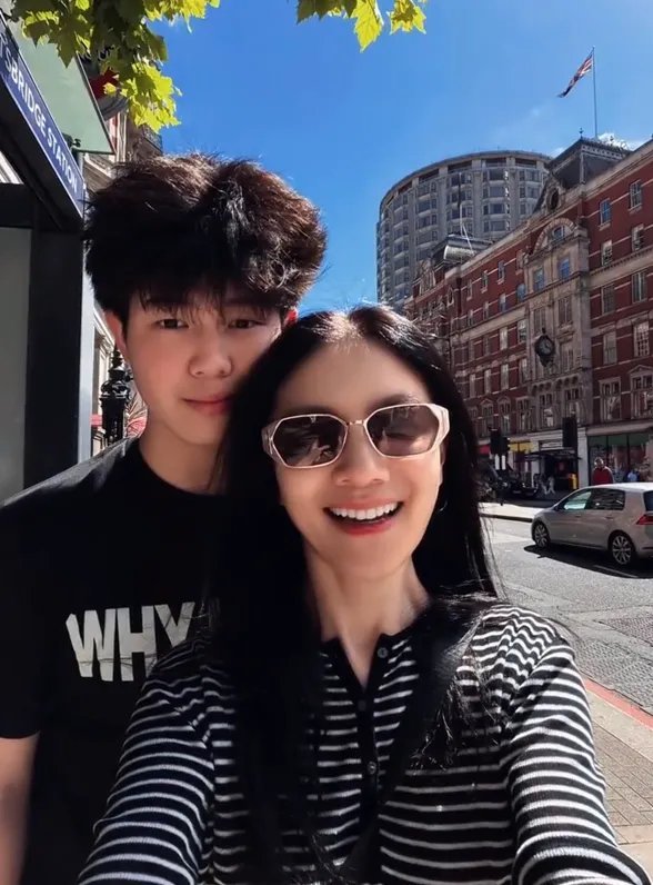 胡可晒出她和两个儿子的合照，安吉越来越帅气了！小鱼儿似乎比以前瘦了一些。 