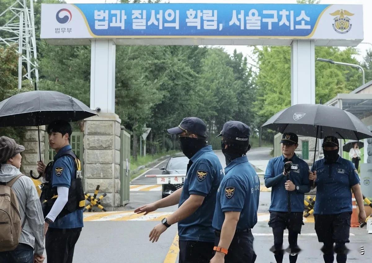 14日下午，韩国内乱特别检察组针对拒绝传唤的前总统尹锡悦启动了强制传唤程序。在尹