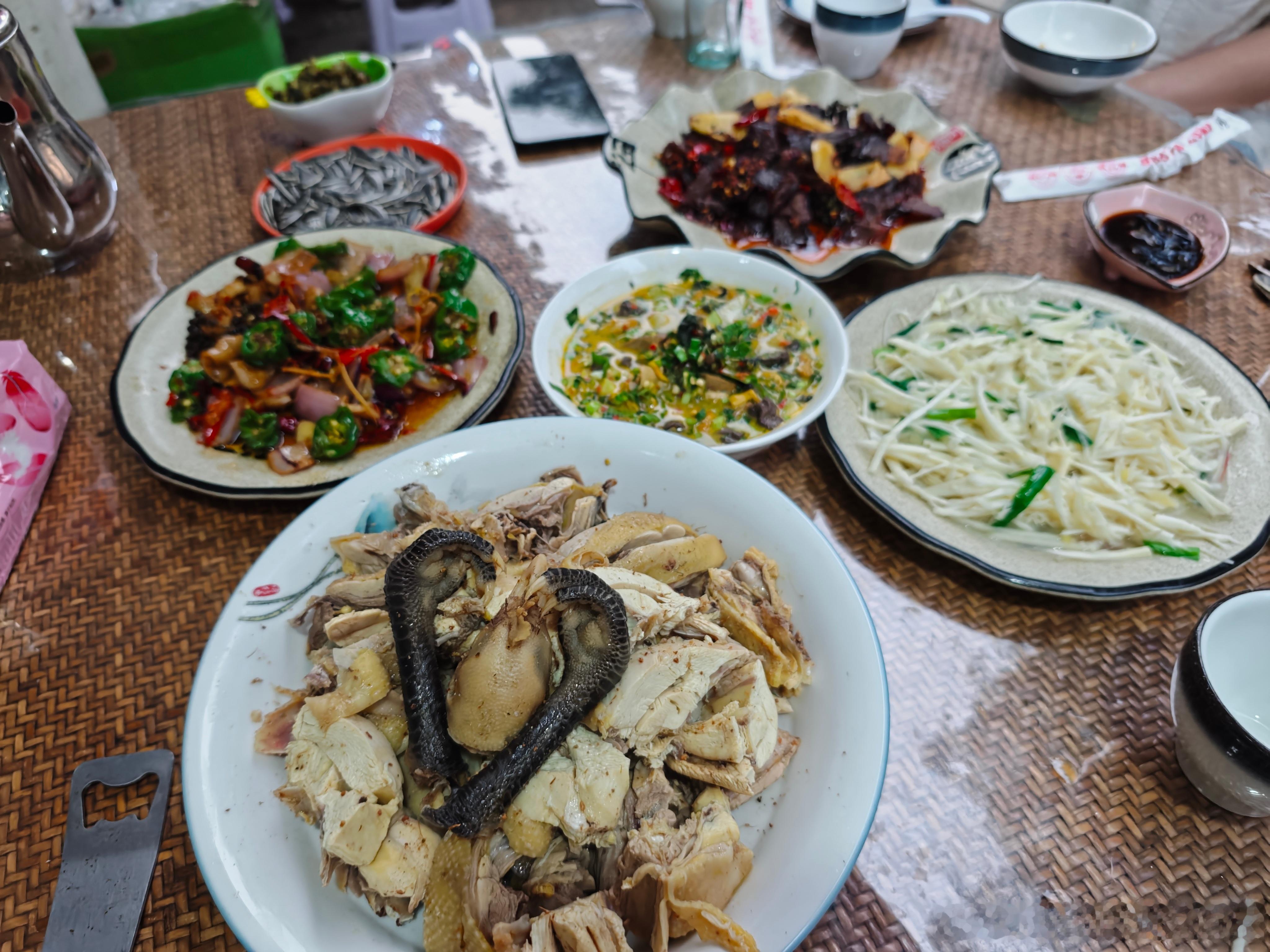 长途自驾第二天，云南蒙自市街坊本地菜，确实不错  ​​​