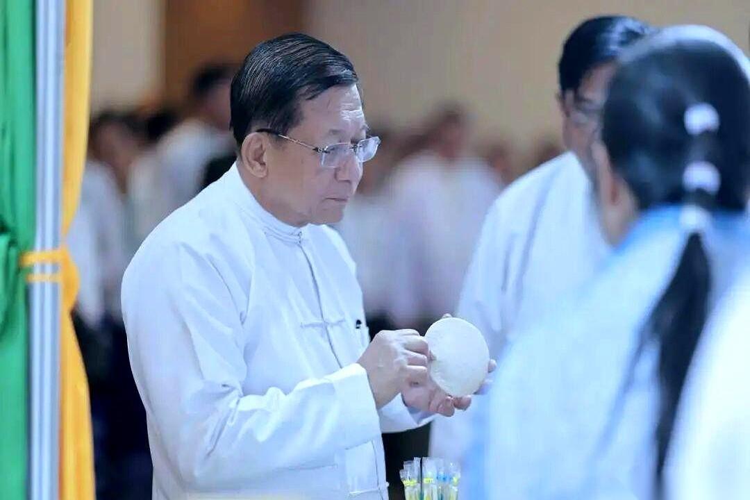 6月27日，内比都的一场大会上，缅甸总统吴敏昂莱对着台下的中小微企业老板们，交了