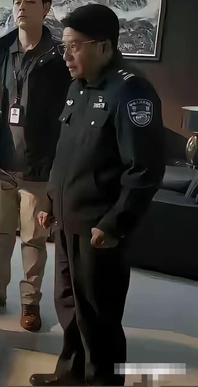 哈哈这人还真是演啥像啥啊！这样子真是个笑死人了。

段奕宏演的电视剧《刑警本色》