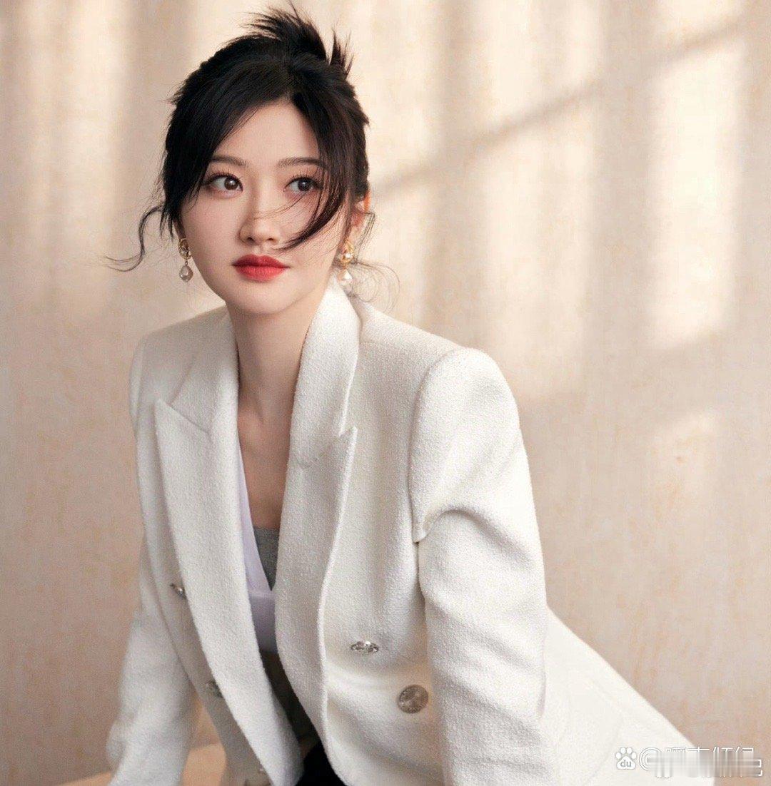 景甜的美貌堪比人间富贵花，每次亮相都令人心生欢喜，不禁感叹：这颜值，简直就是财富