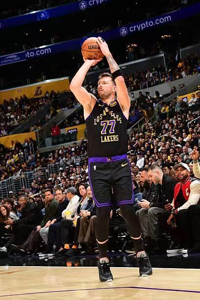 看起来湖人这场效果不错，半场比赛大比分领先，实际上就是因为三分太准了而已。东契奇