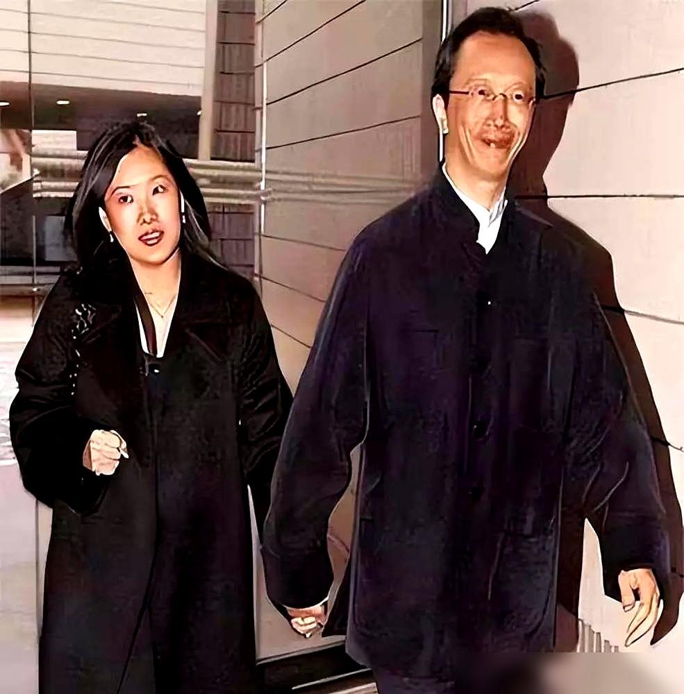 73岁梁锦松搀着她，47岁伏明霞一个眼神让传闻不攻自破！
 
你看看最近何柱国追