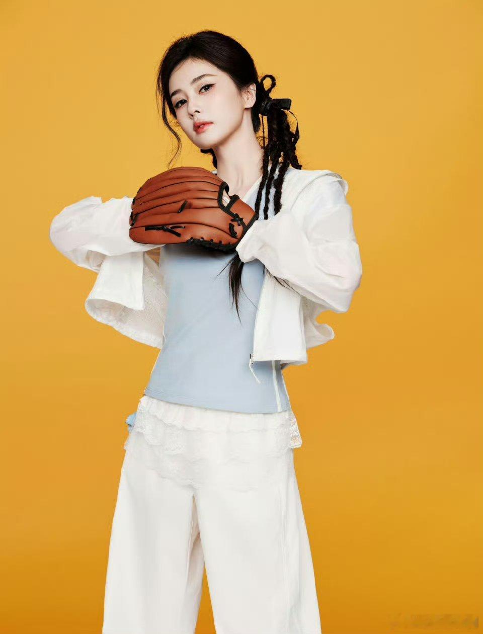 白鹿甜酷运动风 白鹿这组运动风也太顶了！浅蓝配白裤又甜又飒，棒球手套一拿气场全开