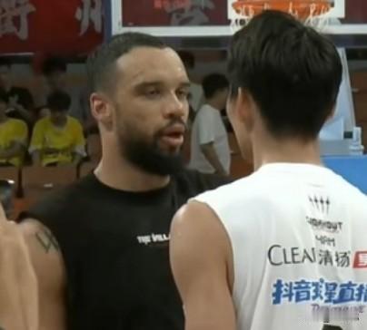 白晶谈狄龙：

“他一开始没发力，最后一节开始认真打，确实是展现NBA的水准，身