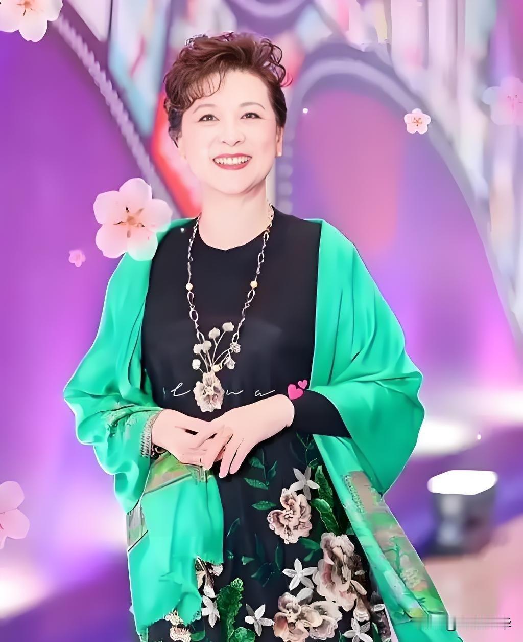 发现了没，
王馥荔有个很明显的特点，
倒不是因为她变老了，而是她明明都76岁了，