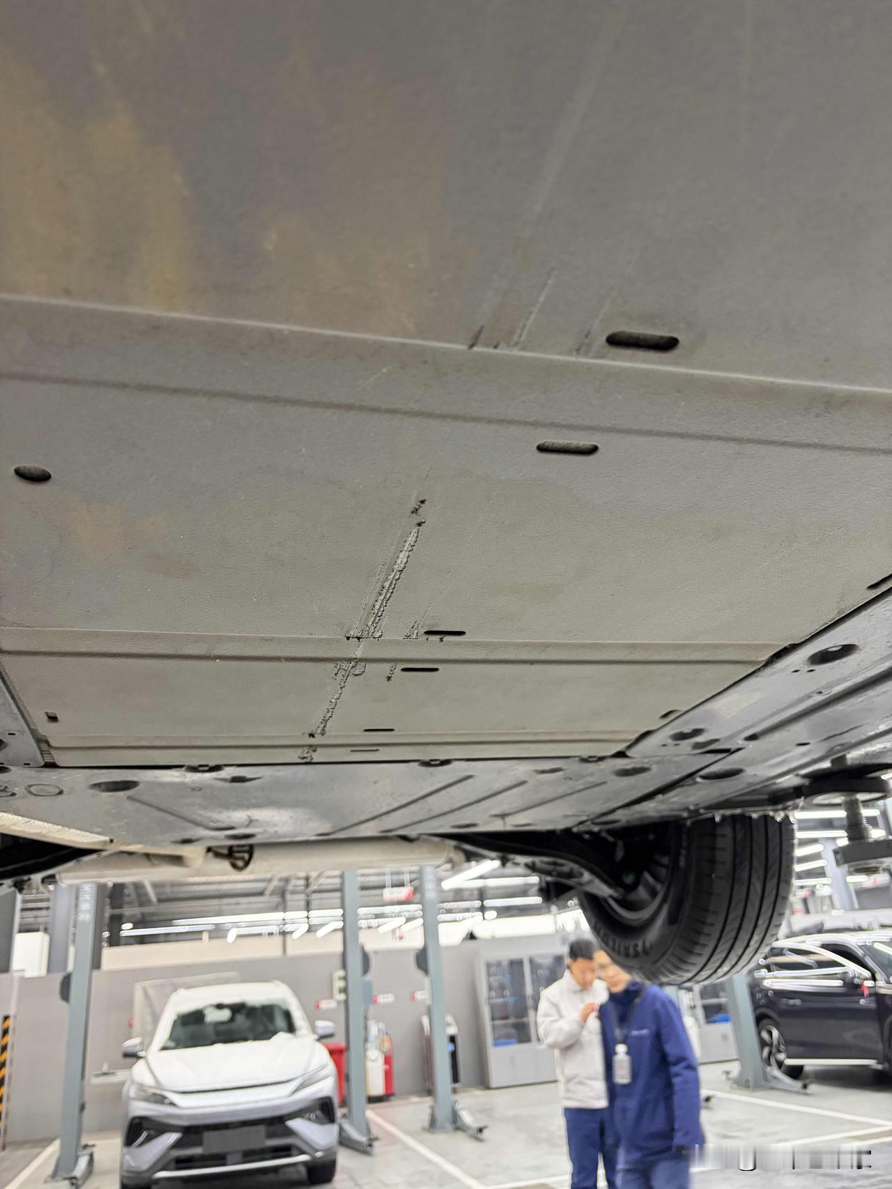 比亚迪秦L，在4S店小姐姐感动下，安装了发动机和电池包护板，花了我900大洋，不