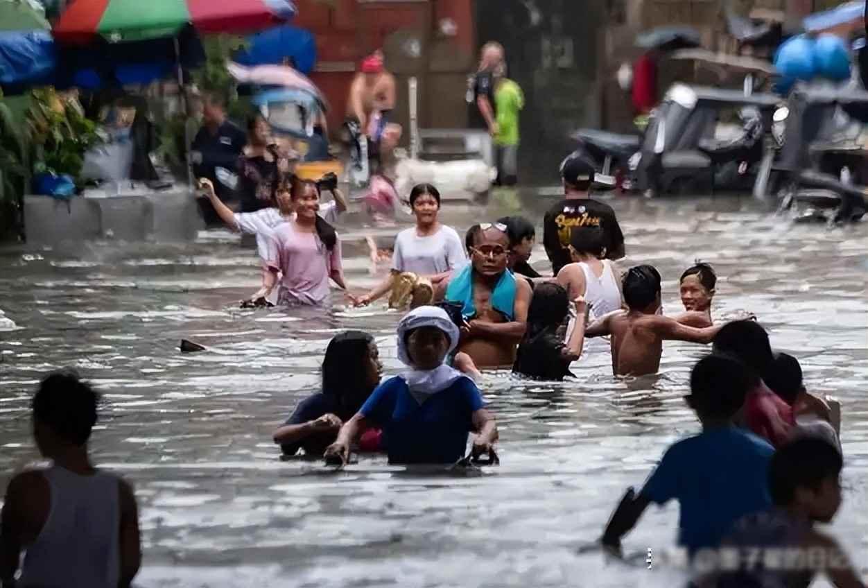 菲律宾彻底乱了，副总统坐等捡漏，马科斯要步他爹流亡后尘？
11月30号那天，马尼