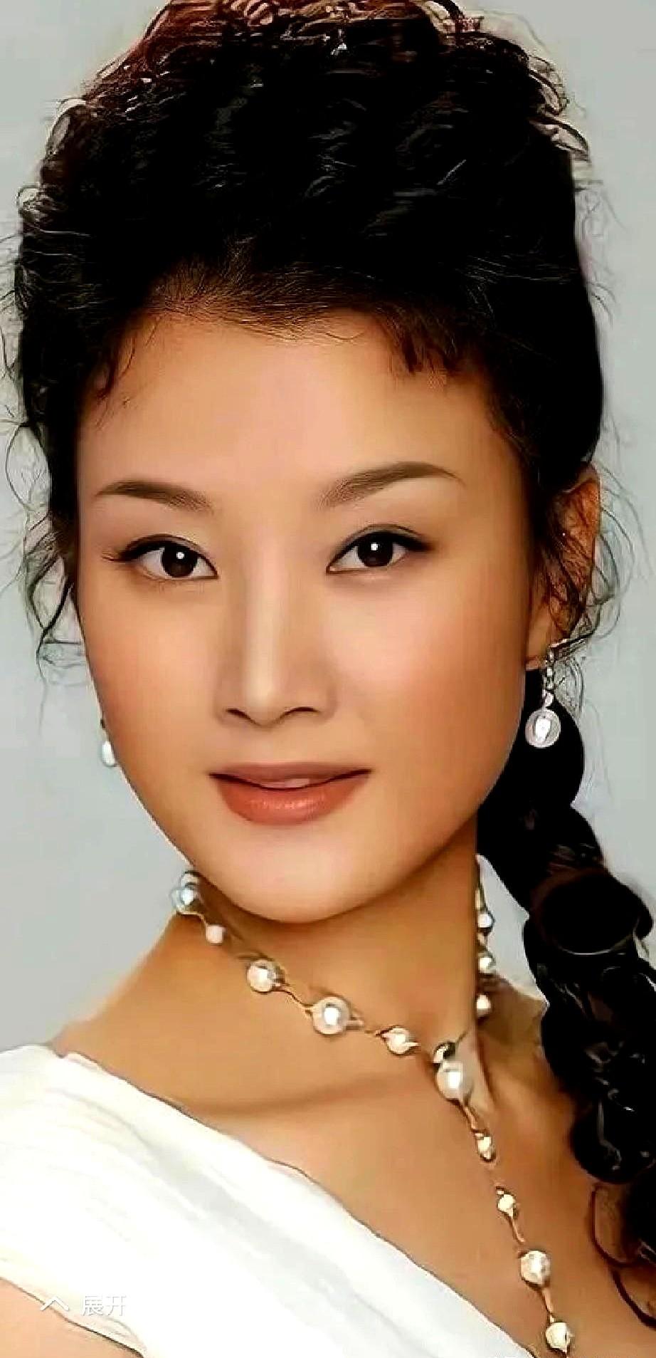 快六十岁的宋祖英最近露面了，状态确实让人眼前一亮。

1990年她凭《小背篓》上