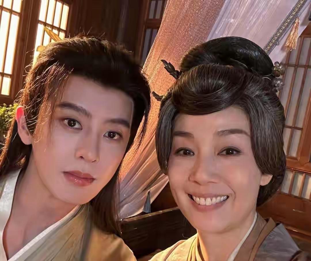 TVB视后江美仪跑去拍短剧，

外界对此的评价真是褒贬不一。

有人觉得这是“下