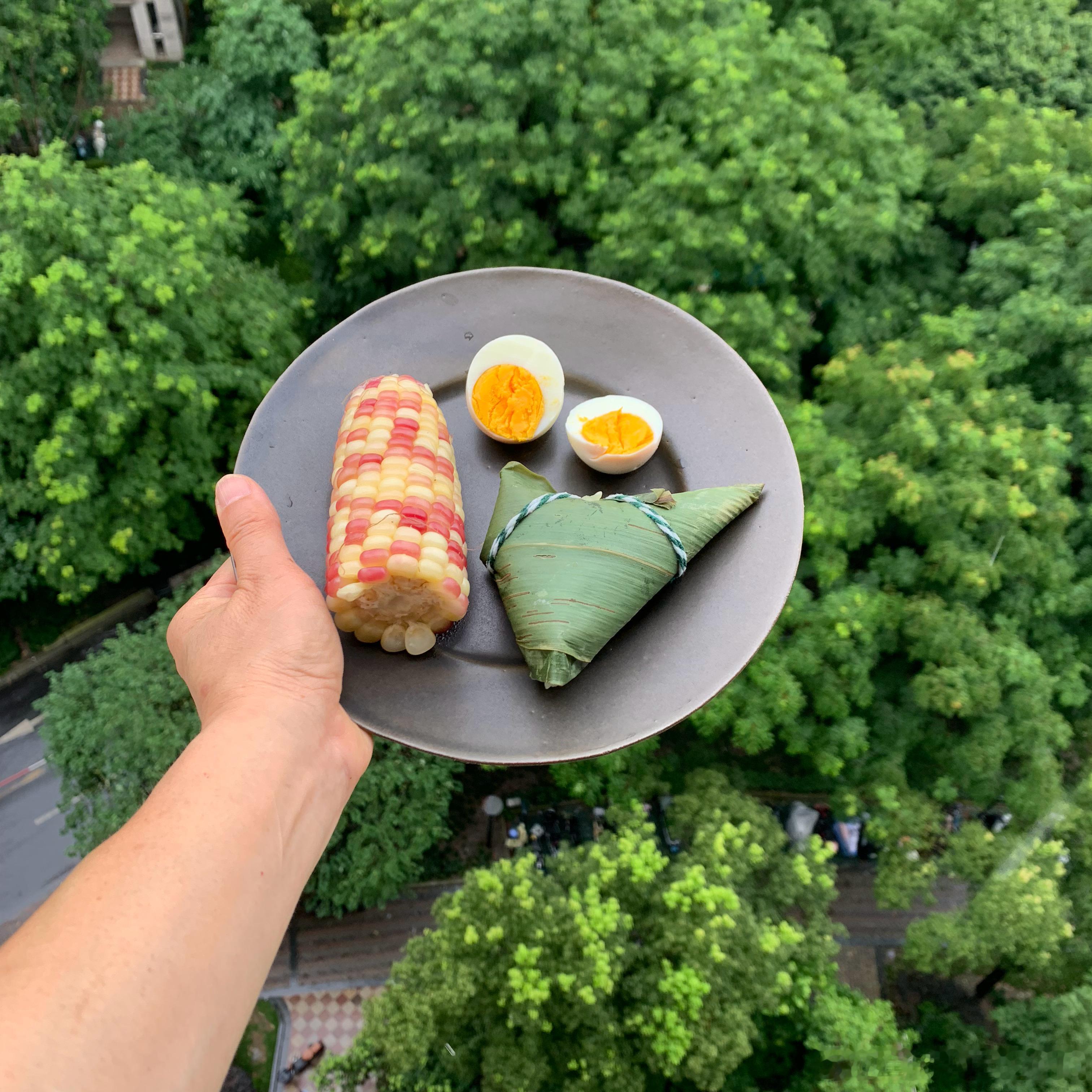雷电交加暴雨倾盆适合来一杯手冲白鲸的丰饶之境好友手作的黑釉粉点杯喜欢的质感和画面