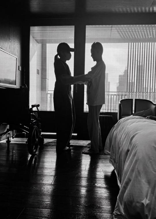 吴文忻离世后，45年挚友彭秀慧首度公开她最后一次站立画面。

5月26日，吴文忻