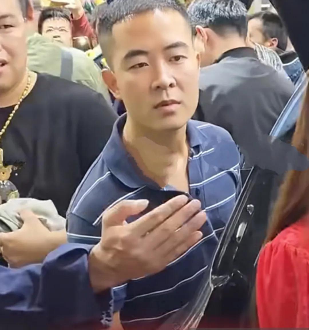 这条纹哥账号真的被禁了吗？有人大喊说:“大快人心”！也有抱打不平的，这条纹哥确实