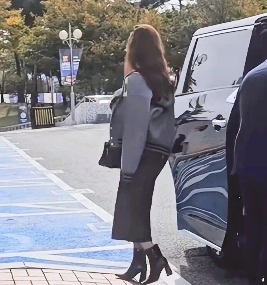 章泽天出席活动，披外套气场十足，刘强东给老婆拿咖啡像小助理！ ​​​