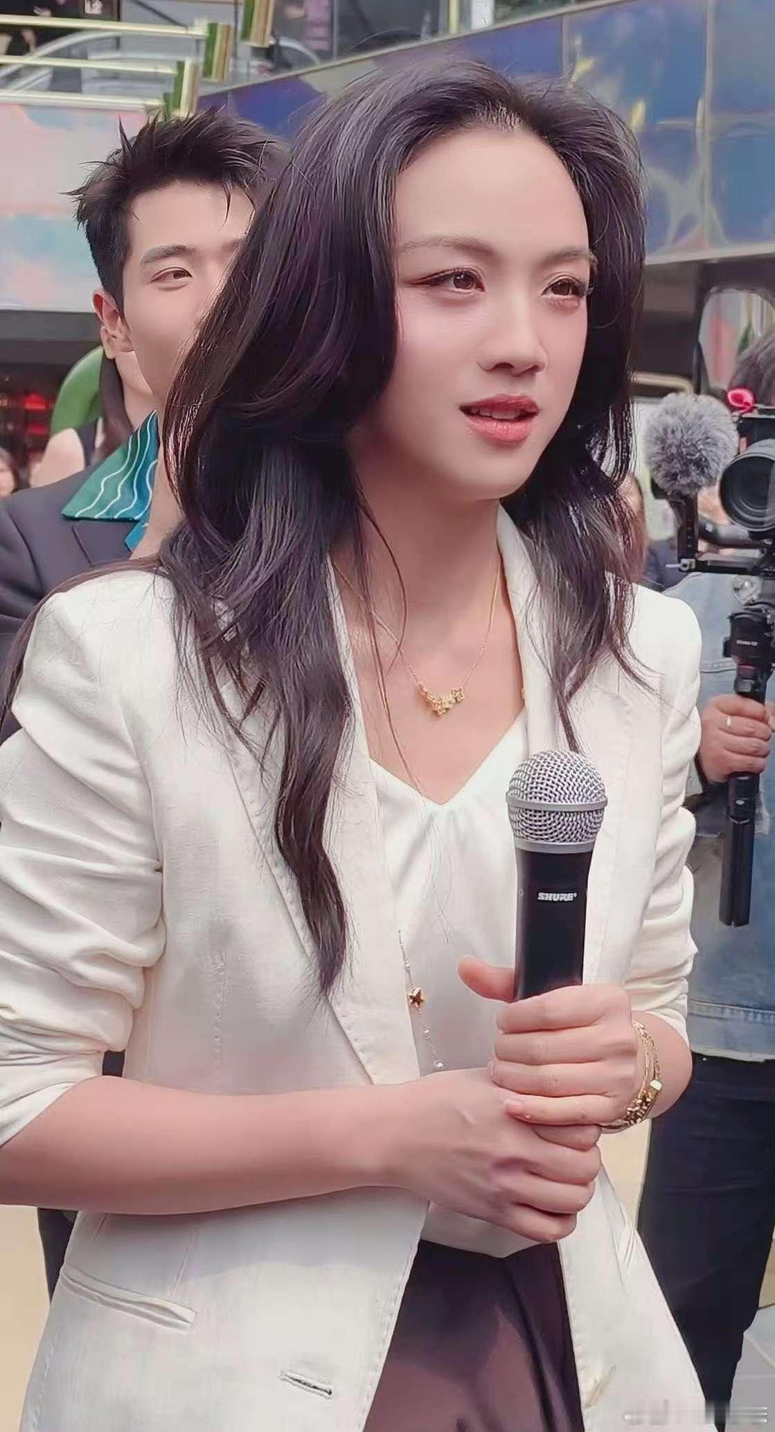 汤唯三里屯活动汤唯北京三里屯汤唯三里屯活动路透，真的很有气质啊[好喜欢] ​​​