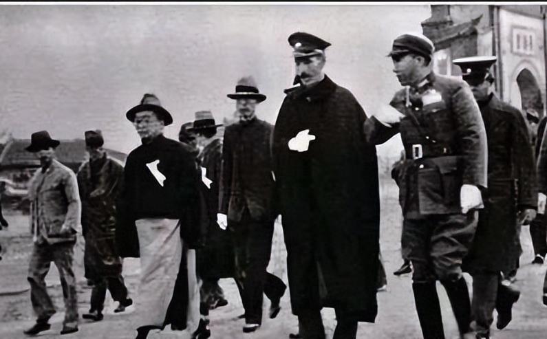 西安事变最惨痛转折：张学良密电封锁洛阳机场，不料心腹旅长黄永安转头告密，致使少帅