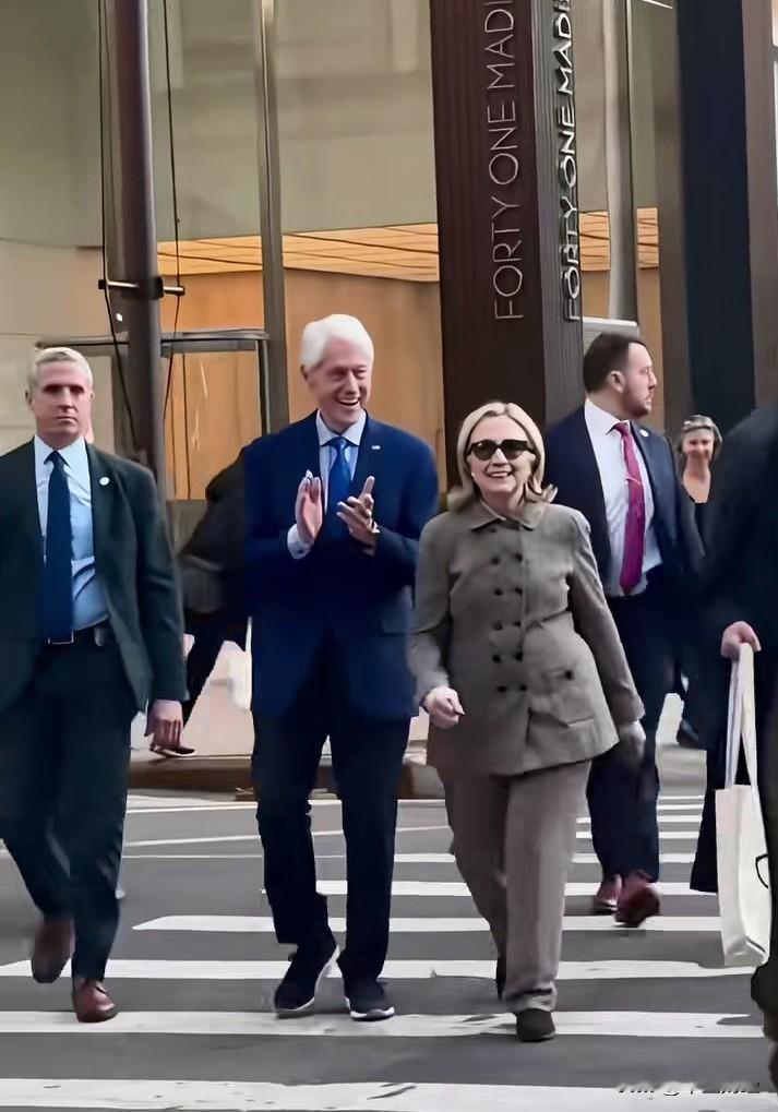 克林顿夫妇走过斑马线！
瞧希拉里那大步流星的模样，退休后的生活状态依旧饱满！
虽