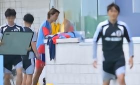 日本国家队在世界杯1/16决赛前遭遇核心球员伤病侵袭。主力中卫板仓滉因腘绳肌伤势