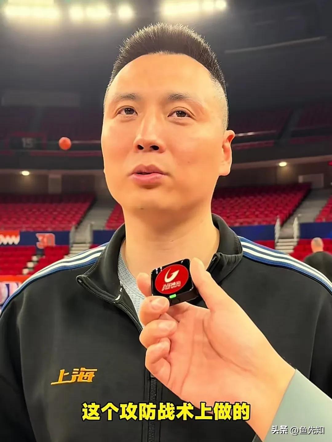 卢伟今天接受采访，回应上一场自己为什么骂洛夫顿。卢伟说，上一场洛夫顿上场后没按照