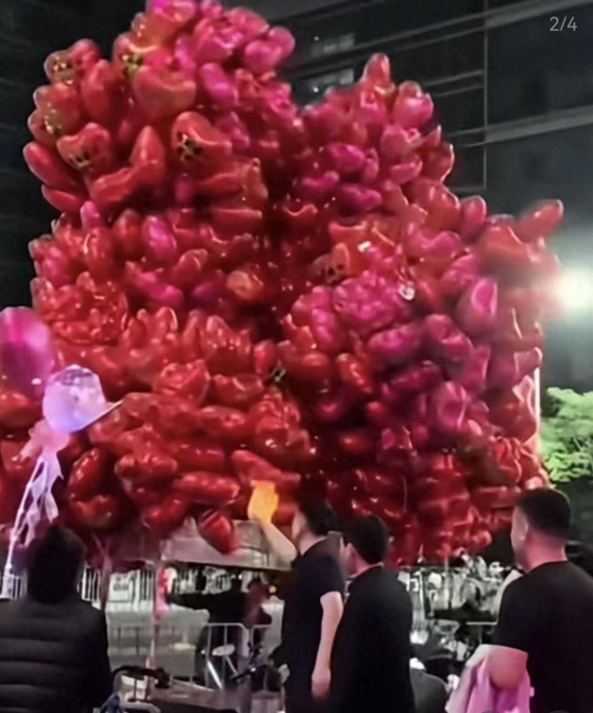 不作死就不会死！广东深圳，跨年夜一位商家在路边卖气球，没想到，这时一名男子走过来