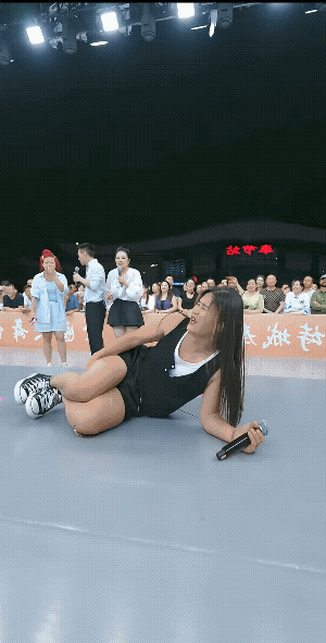 主持的她，本来想秀一秀，没想到她的这一秀，竟然出了精彩一幕。
主持的她，皆有可能