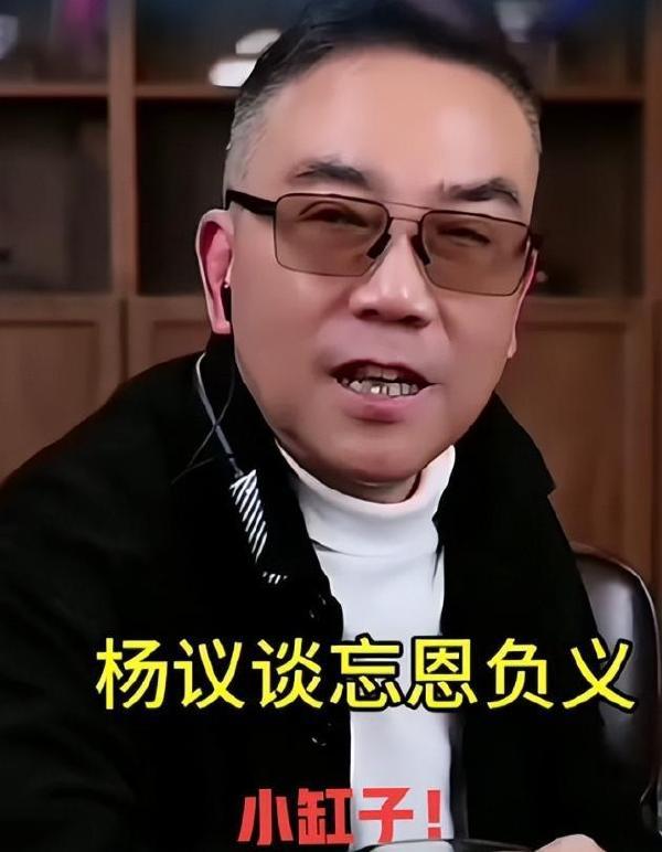 杨议评郭德纲篡改红歌 在很多粉丝的眼里，郭德纲是神一般的存在，如果没有他谁还会看