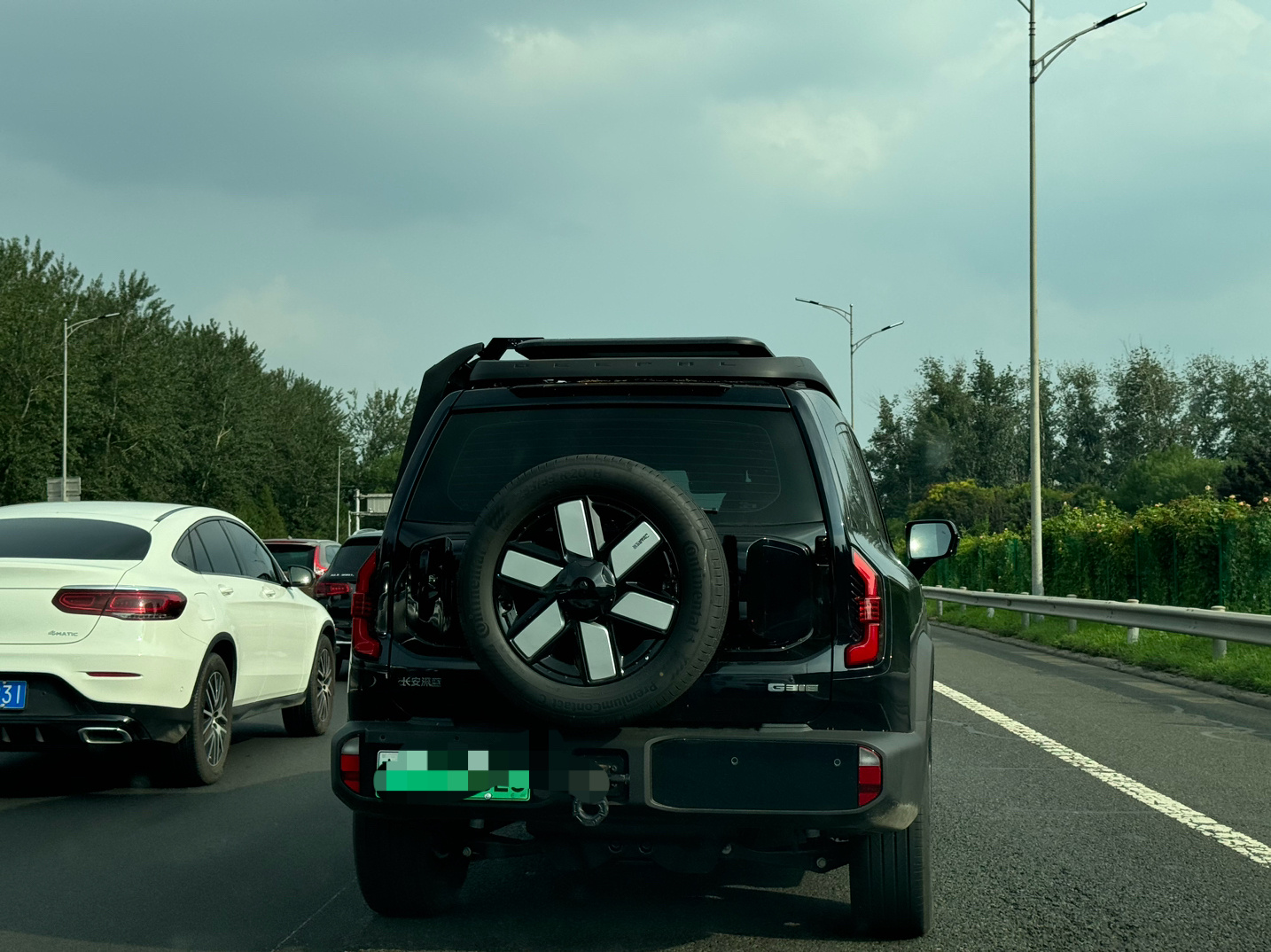 路上偶遇一黑色“越野车”，远看半天愣是没确定是哪款，离近才发现是深蓝G318，侧