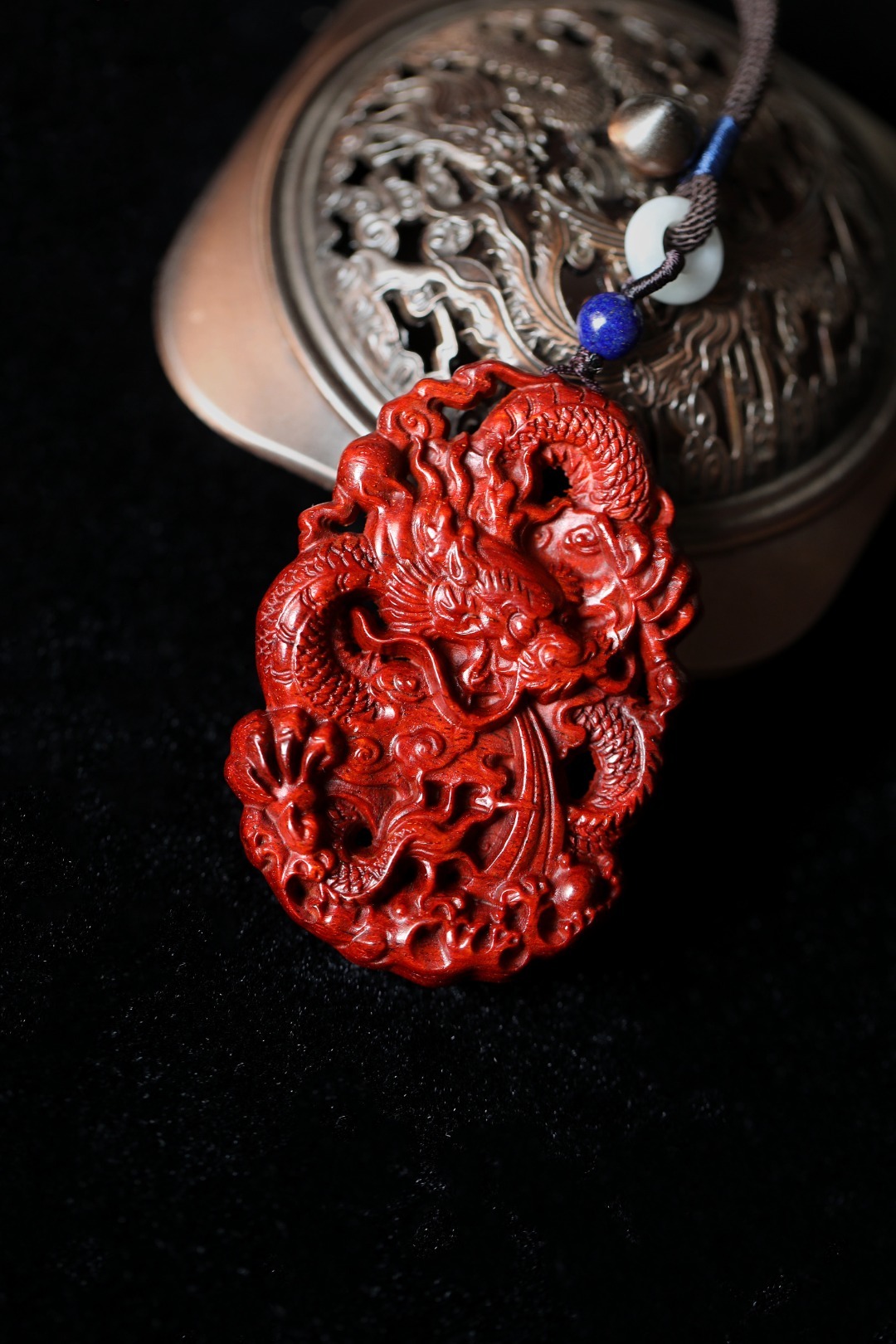 小叶紫檀【飞龙戏珠】吊坠以龙纹为设计元素，将龙文化于传承木雕工艺结合铸造出不止于