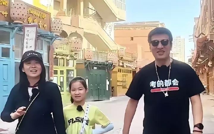 张雪峰一家三口，与妻子李丽婧相识40天闪婚，妻子是历史学博士、高校副教授，两人育