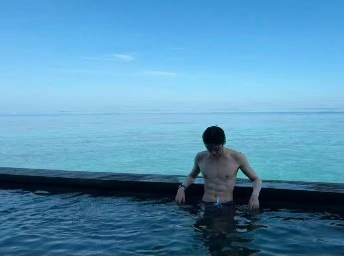 龚俊慷慨且富有腹肌照龚俊马尔代夫晒腹肌照 啊啊啊啊俊俊真的慷慨且富有 这个腹肌[