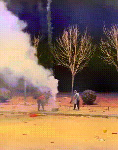 真要命！这两个大妈为了一点纸板，烟花还没放完就开始争抢，这万一要是出了什么事怎么