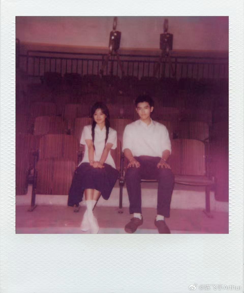 方穆扬费霓第一张合照 方穆扬 费霓第一张合照来啦！ 方穆扬骑着自行车载着费霓，费