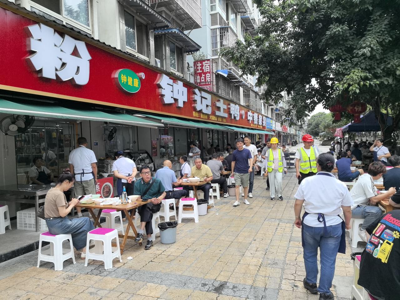 中午开车路过川师大附近的国槐街，看到一家街边馆子打涌堂。[笑]
正好没吃午饭，干
