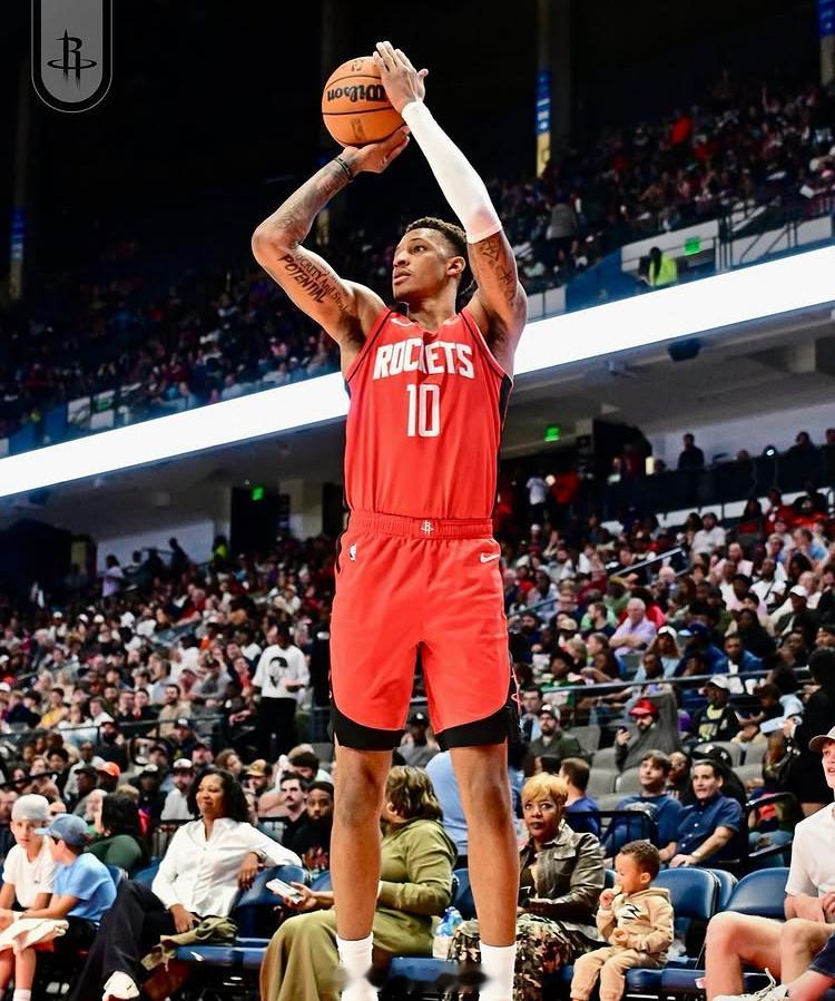 记者：“开拓者是一支拼抢很凶的球队，你们似乎很喜欢这种身体对抗激烈的比赛。作为身