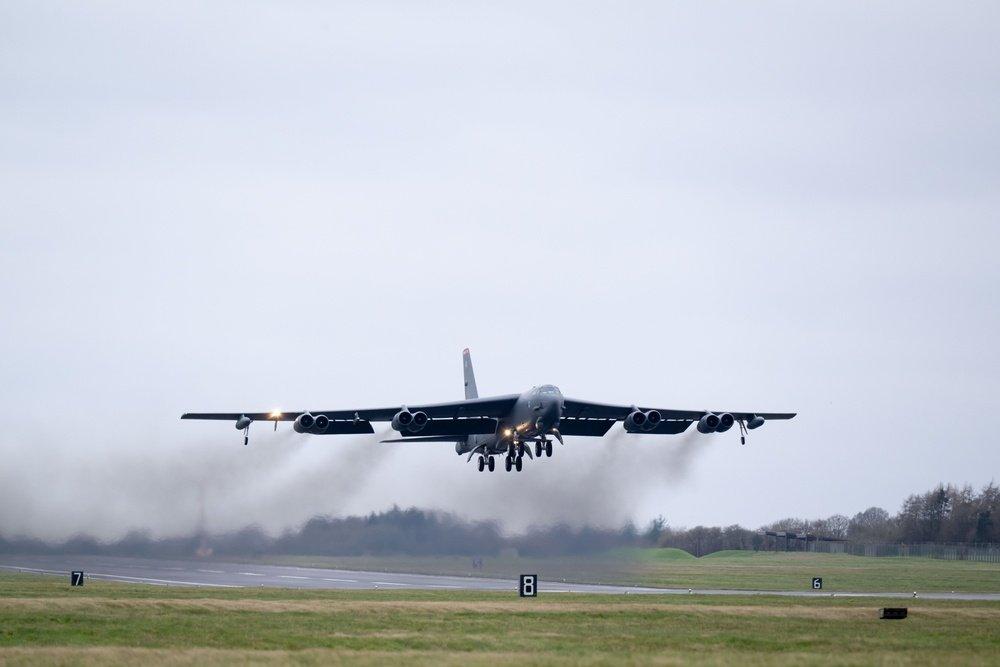 B-52H战略轰炸机为何还能活跃在战争前线，军事大国到底有没有把全部战略轰炸机隐