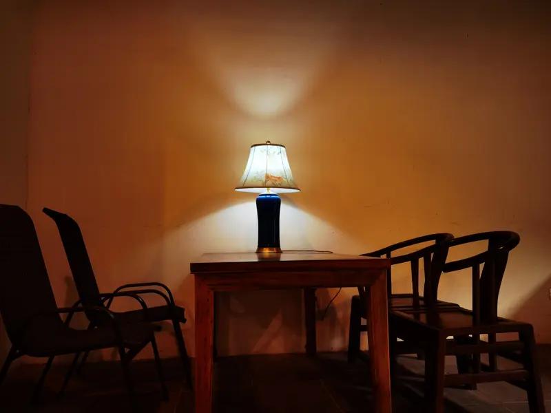 温柔不再
明月家山一望中，
青云飞逝任凭风。
孤灯闪勿清晖冷，
梦里温柔全是空。