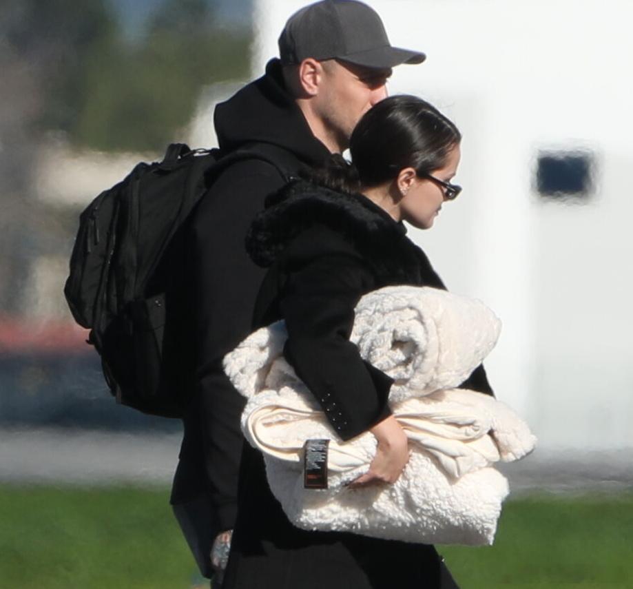 Selena Gomez赛琳娜戈麦斯搭乘私人飞机抵达洛杉矶Van Nuys机场，