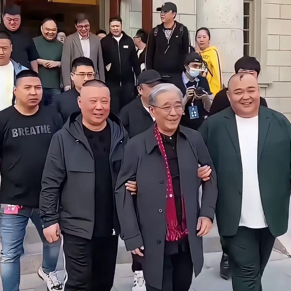 马志明探访德云社，郭德纲恭敬迎接，相声界数他辈分最大了！
著名相声表演艺术家马志