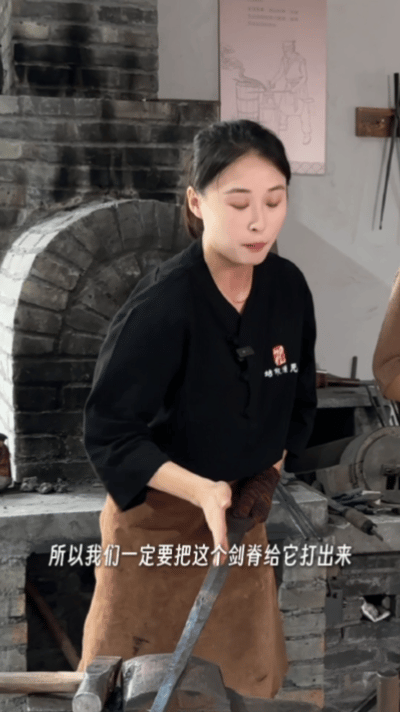 蓝盈莹真正的勇士无关性别 看她们一起做铁剑的过程，突然懂了什么叫 “英雄相惜”！