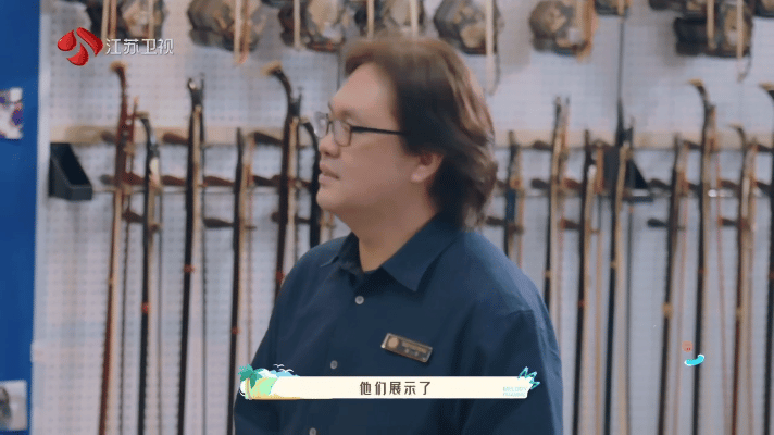 黄子弘凡用三个音识曲猜歌环节秒变名侦探现场！黄子弘凡靠3音识破《赛马》，手速快到